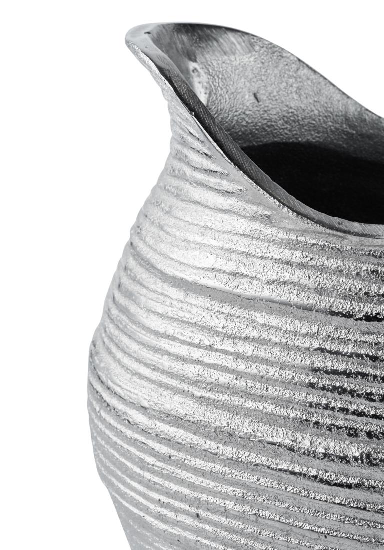 Vase-geriffelt-06 Bauchige Vase in Silber aus Metall