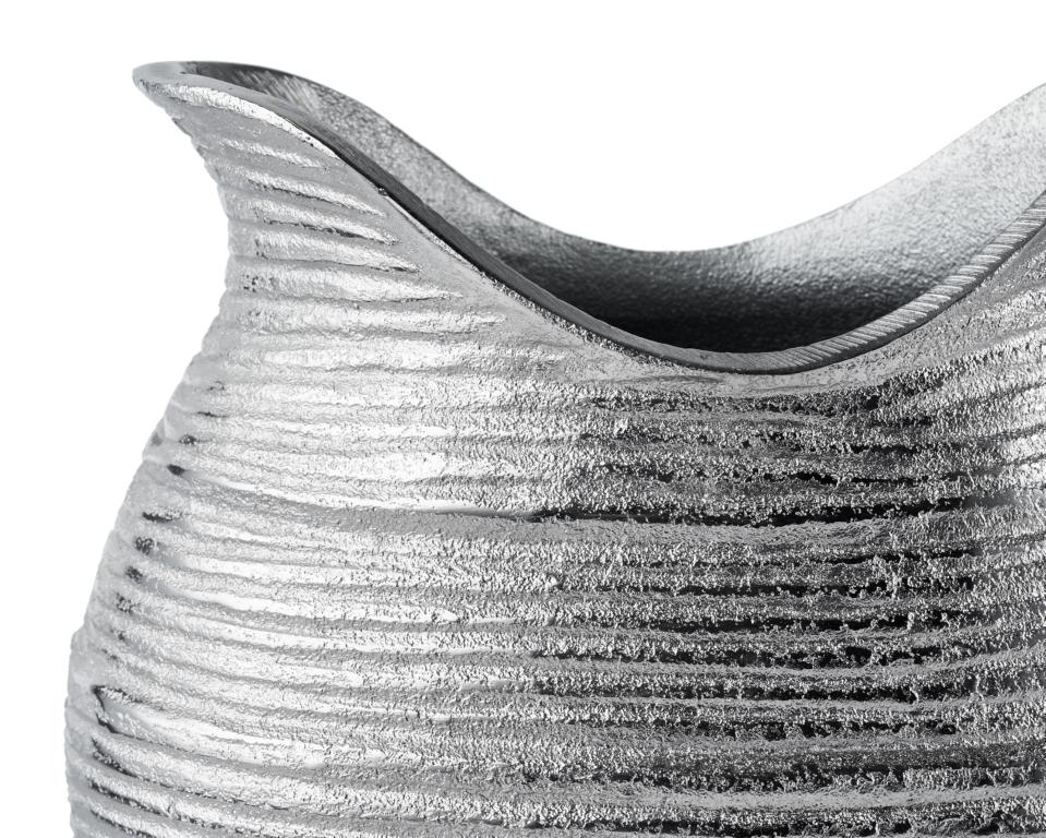 Vase-geriffelt-03 Bauchige Vase in Silber aus Metall