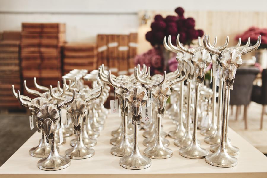 Michael-Noll-Wohnaccessoires-und-M-bel-Lagerverkauf-Niederkr-chten-Elmpt-23 Stierkopf Deko auf Standfuß aus Metall in der Farbe Silber