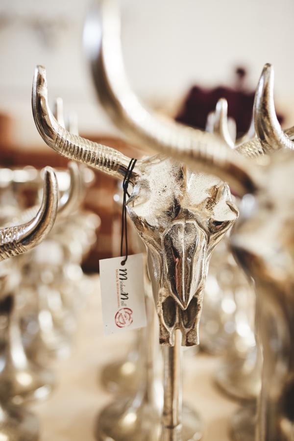 Michael-Noll-Wohnaccessoires-und-M-bel-Lagerverkauf-Niederkr-chten-Elmpt-25 Stierkopf Deko auf Standfuß aus Metall in der Farbe Silber